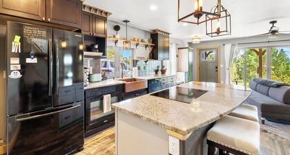 Relaxing Authentic Colorado Retreat w/ Chic Art, 5 min to USAFA & Amenities