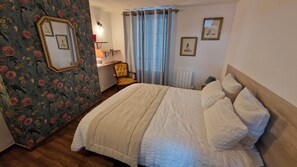 2 habitaciones, tabla de planchar con plancha, wifi y ropa de cama 