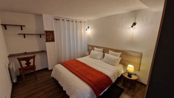 2 chambres, fer et planche à repasser, Wi-Fi, draps fournis