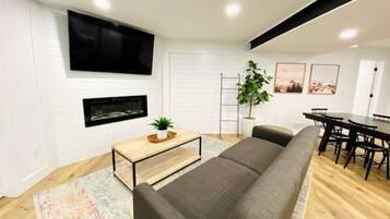 Smart TV y chimenea