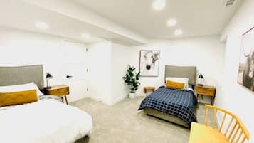 3 habitaciones, escritorio y tabla de planchar con plancha