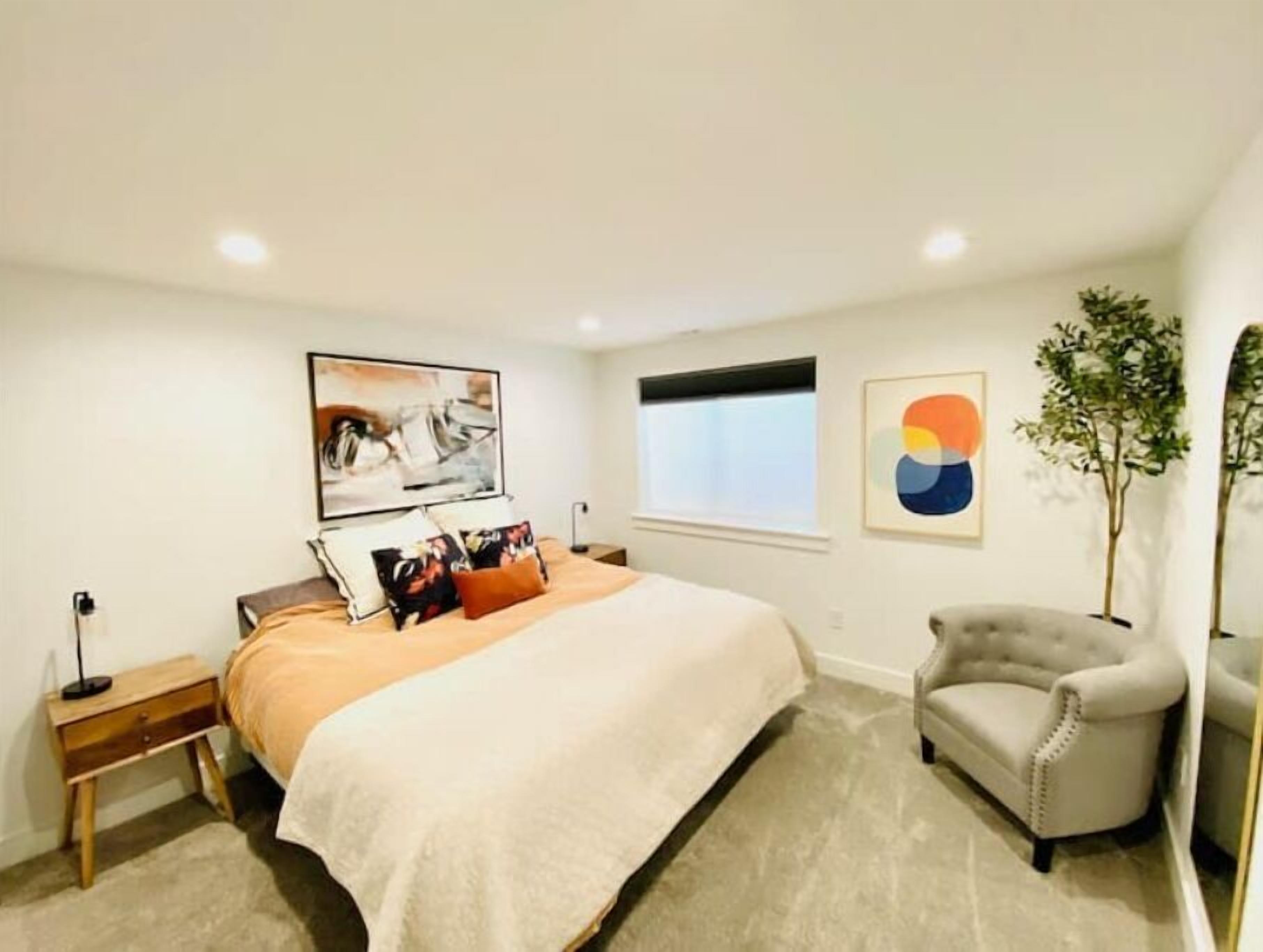 3 habitaciones, escritorio y tabla de planchar con plancha 