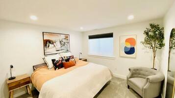 3 bedrooms, desk, iron/ironing board, travel crib