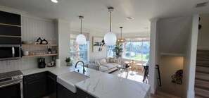 Kylskåp, mikrovågsugn, ugn och spishäll