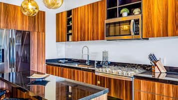 KylskÄp, mikrovÄgsugn, ugn och spishÀll