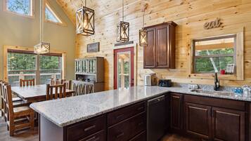 Mökki, 5 makuuhuonetta | Yksityinen keittiö | Jääkaappi, uuni, kahvin-/teenkeitin, leivänpaahdin