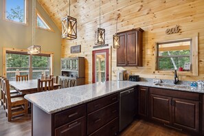 Cabin, 5 Bedrooms | Private kitchen | Fridge, oven, coffee/tea maker, toaster
