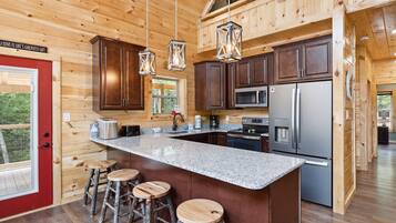 Mökki, 5 makuuhuonetta | Yksityinen keittiö | Jääkaappi, uuni, kahvin-/teenkeitin, leivänpaahdin