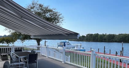 Waterfront home, deck, bbq, fire pit, boats, hot tub, and more!