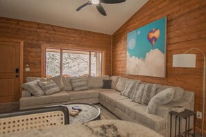 Smart TV, fireplace, foosball - "A Cozy Cabin Escape in Tijeras"+Hot Tub+Pet Friendly! (Tijeras)