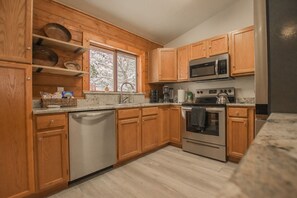 Fridge, microwave, oven, stovetop - "A Cozy Cabin Escape in Tijeras"+Hot Tub+Pet Friendly! (Tijeras)