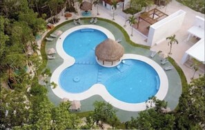 Outdoor pool - Relaxing new condo in colonia. 5 min drive to beach! (Puerto Morelos)