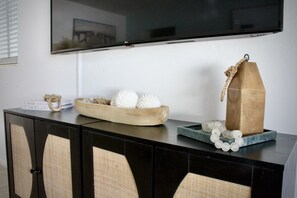 Interior - Siesta Vacation~10 mins to Beach & Downtown~Pet Friendly~King Bed~Fenced Yard (Sarasota)