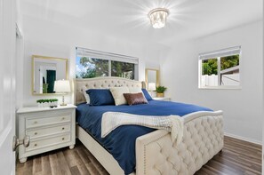 3 bedrooms, desk, iron/ironing board, travel crib - Siesta Vacation~10 mins to Beach & Downtown~Pet Friendly~King Bed~Fenced Yard (Sarasota)