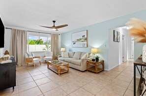 Smart-TV, Bücher, Arbeitsbereiche, Computerbildschirme