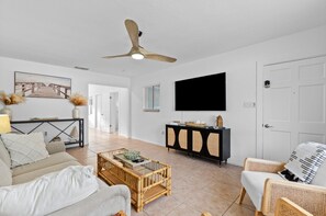 Smart TV, books, offices, computer monitors - Siesta Vacation~10 mins to Beach & Downtown~Pet Friendly~King Bed~Fenced Yard (Sarasota)