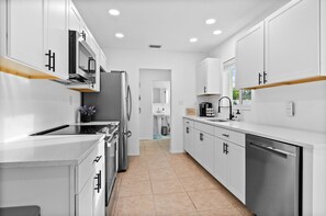 Fridge, microwave, oven, stovetop - Siesta Vacation~10 mins to Beach & Downtown~Pet Friendly~King Bed~Fenced Yard (Sarasota)