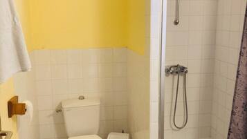 Sèche-cheveux, serviettes fournies, savon, papier toilette