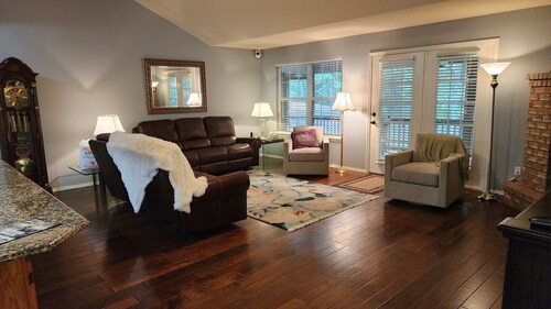 Cozy and Clean! Quiet Cul de sac, Screened Porch, Attached Garage, and Fire Pit!