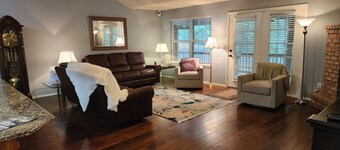Cozy and Clean! Quiet Cul de sac, Screened Porch, Attached Garage, and Fire Pit!