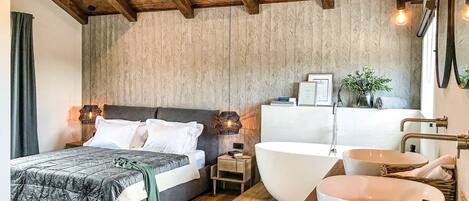 3 bedrooms, in-room safe, travel cot, free WiFi