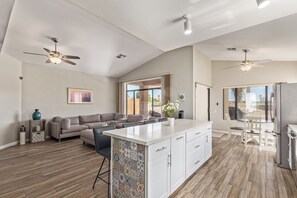 المنشأة من الداخل