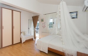 3 bedrooms, travel crib, free WiFi, bed sheets