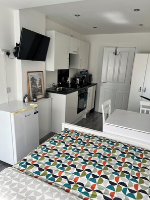 1 bedroom, iron/ironing board, WiFi, bed sheets - Modern Comfy One bed apartment - with Free parking (Glasgow)