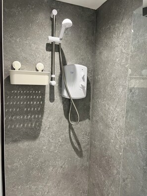 Suihku, hiustenkuivaaja, pyyhkeet, vessapaperi