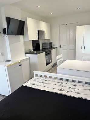 Microwave, oven, stovetop - Modern Comfy One bed apartment - with Free parking (Glasgow)