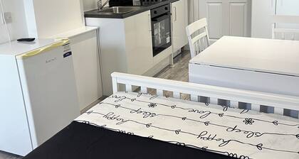 Modern Comfy One bed apartment - with Free parking