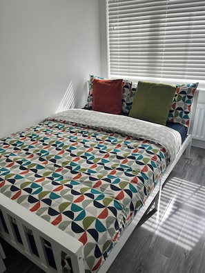 1 habitación, tabla de planchar con plancha, wifi y ropa de cama