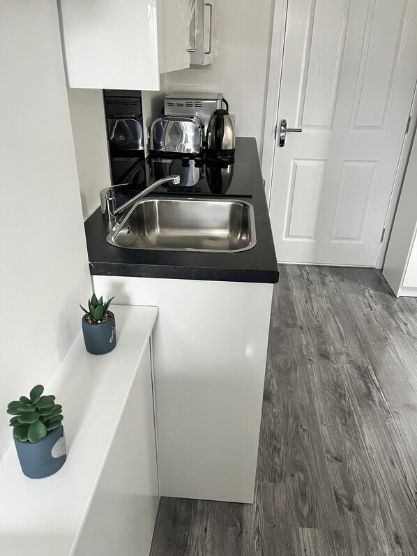 Microwave, oven, stovetop - Modern Comfy One bed apartment - with Free parking (Glasgow)