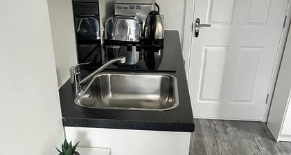 Modern Comfy One bed apartment - with Free parking