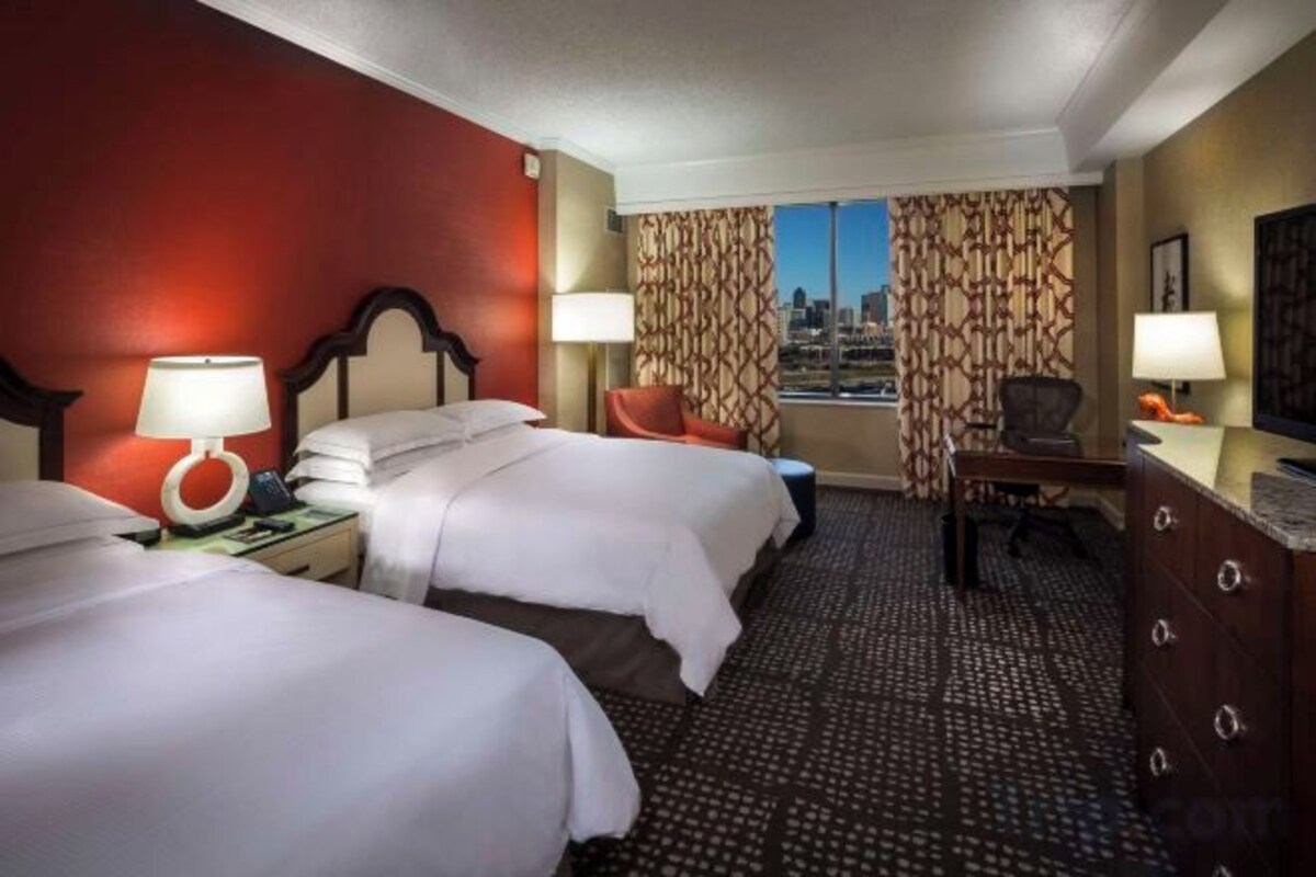 Atrium Room with 2 Queen Beds and Tub - Mobility Accessible