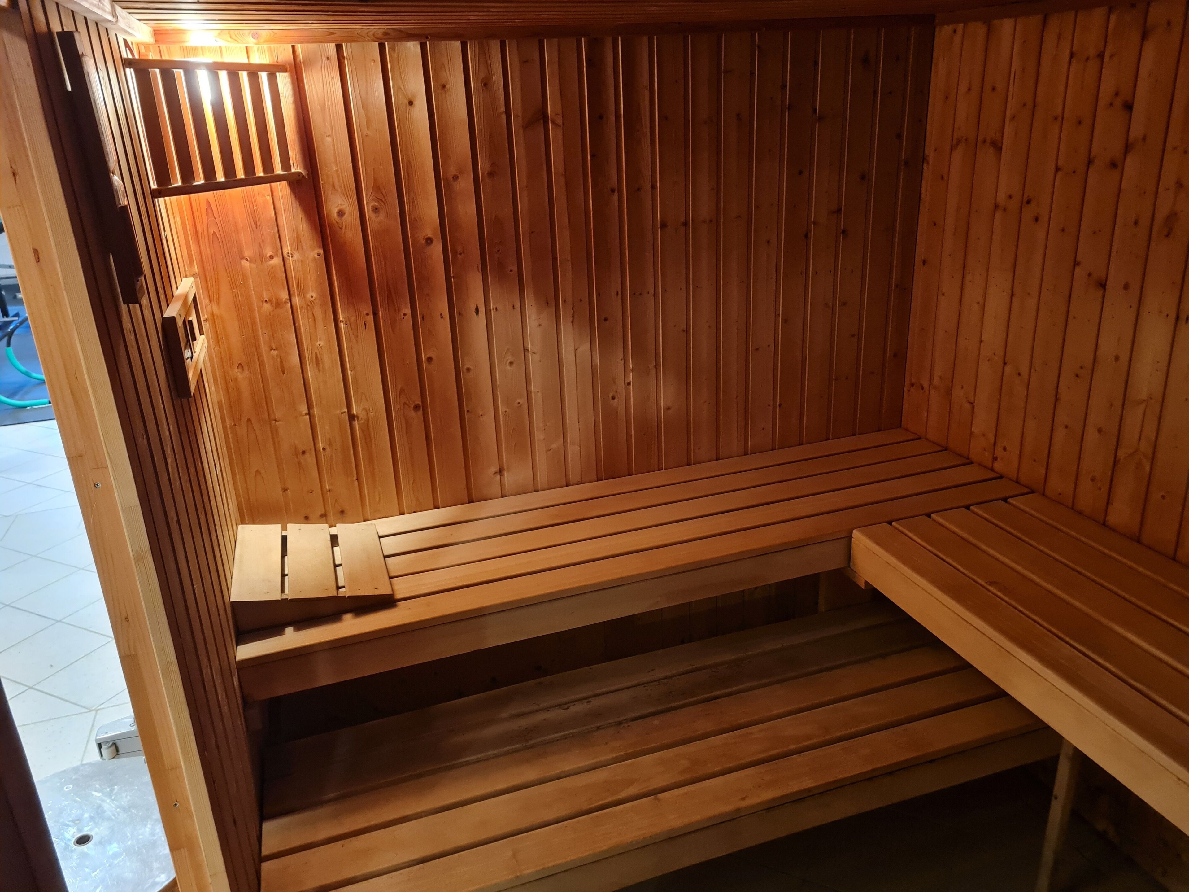 Una sauna de madera con bancos y escalones.