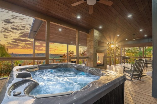 Birds Eye View: Amazing Deck-Hot Tub-Dog Friendly!