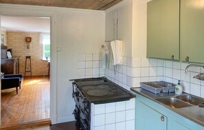 Kühlschrank, Mikrowelle, Herdplatte, Wasserkocher mit Kaffee-/Teezubehör