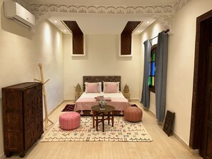 ستائر تعتيم وتجهيزات عازلة للصوت ومكواة/لوح كي وواي فاي مجانًا