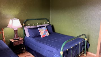 2 slaapkamers, een strijkplank/strijkijzer, beddengoed