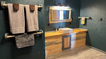 Een douche, een haardroger, handdoeken, zeep