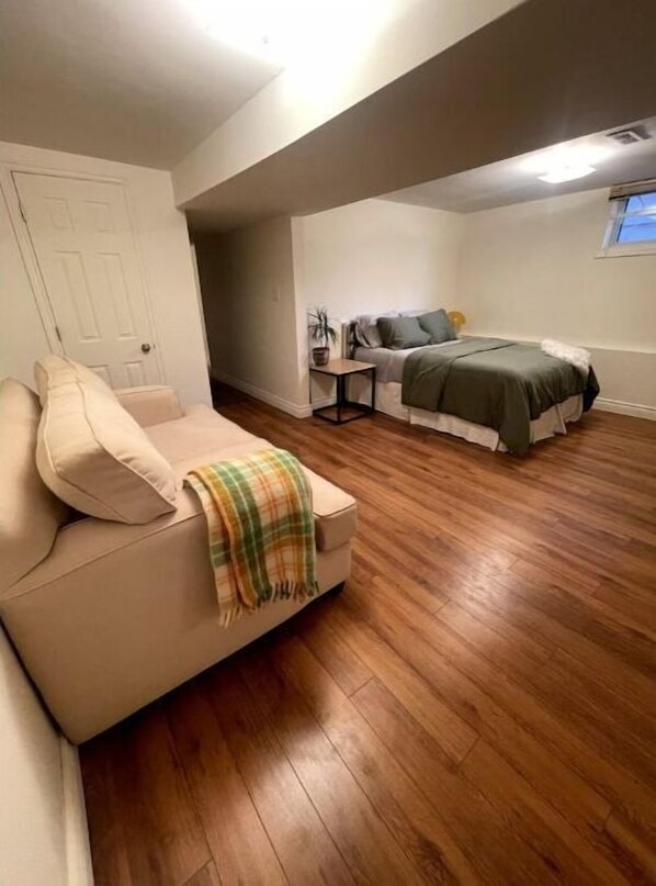 1 bedroom, desk, WiFi