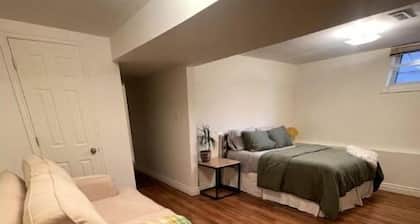 Comfy Basement Bedroom & Kitchen Close To TTC
