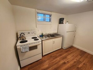 Fridge, oven, stovetop, coffee/tea maker