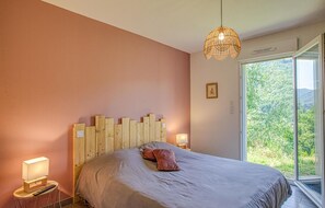 2 bedrooms, travel crib, free WiFi, bed sheets