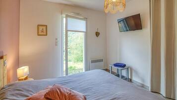 2 bedrooms, travel cot, free WiFi, bed sheets