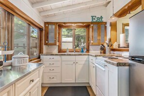 Mikrowelle, Ofen, Herdplatte, Küchenrolle