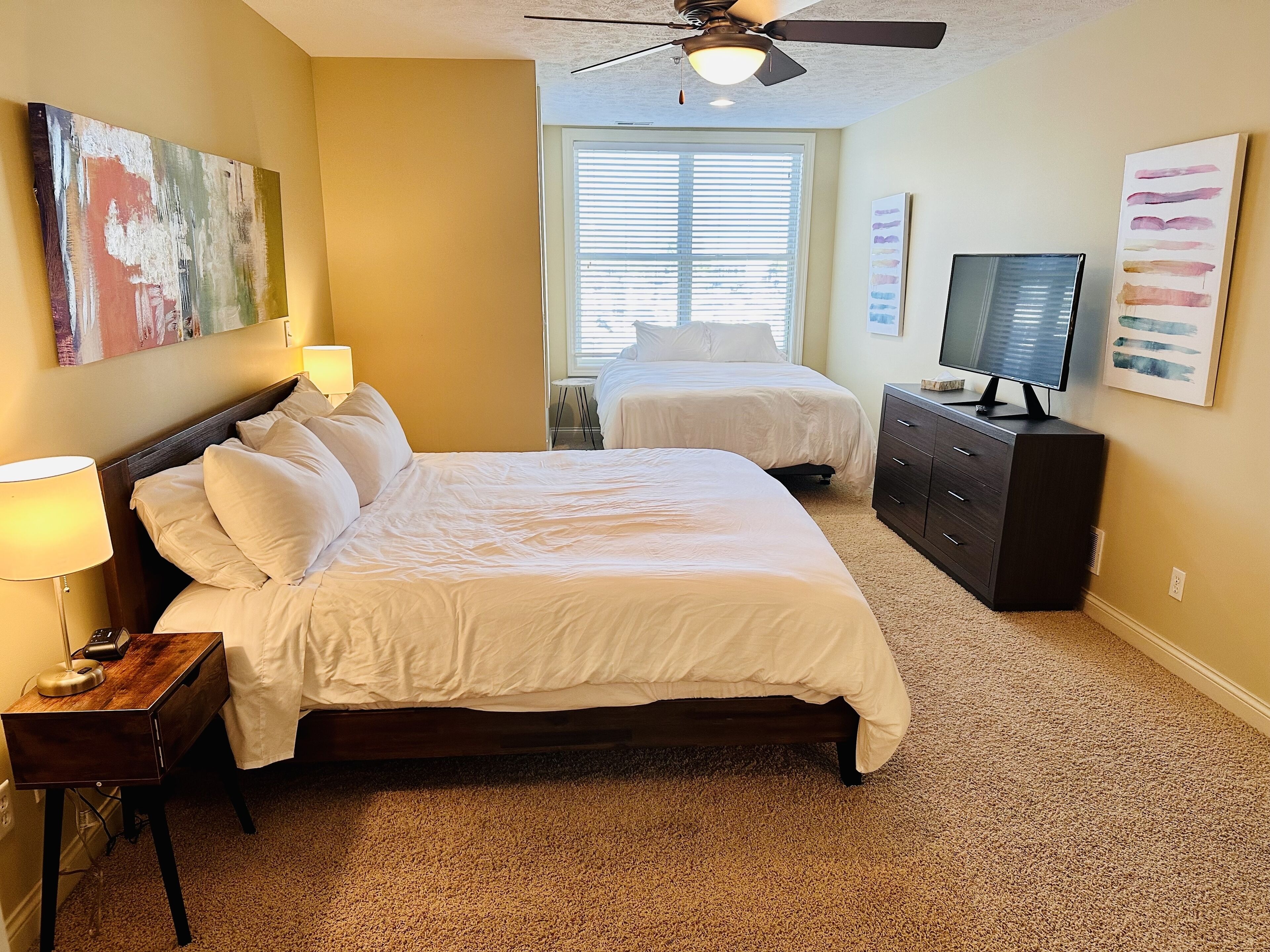 2 slaapkamers, een bureau, een strijkplank/strijkijzer, gratis wifi