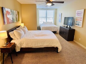 2 bedrooms, desk, iron/ironing board, free WiFi - Beautiful downtown condo with marina views, minutes from the beach (St. Joseph)