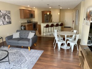 Smart TV - Beautiful downtown condo with marina views, minutes from the beach (St. Joseph)